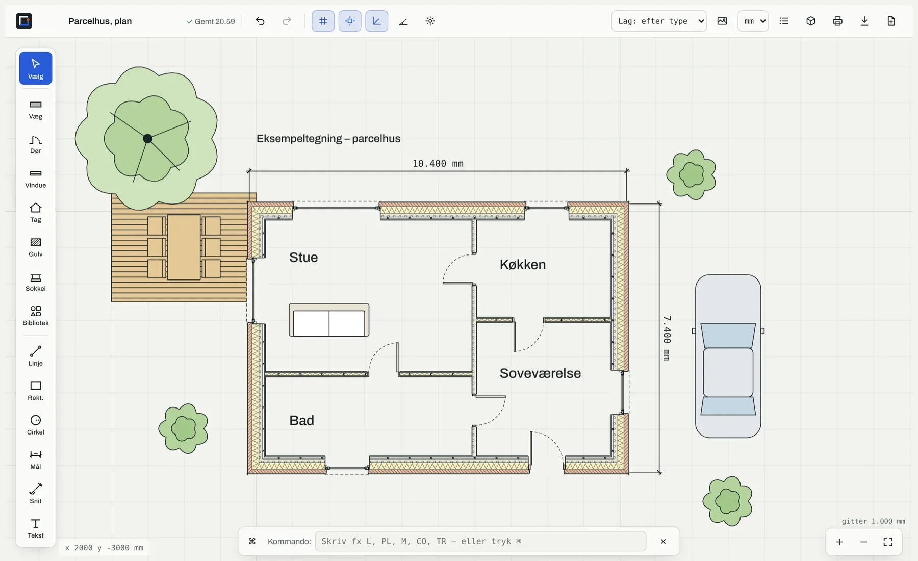 Plantegning af et parcelhus med rum, mål, terrasse, træer og bil